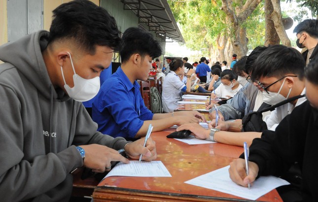 Hundreds of cadres, soldiers, and youth union members donated blood at Red Sunday in Can Tho photo 2