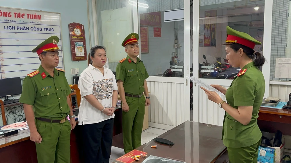 La policía notificó las decisiones a Nguyen Phuong Thanh