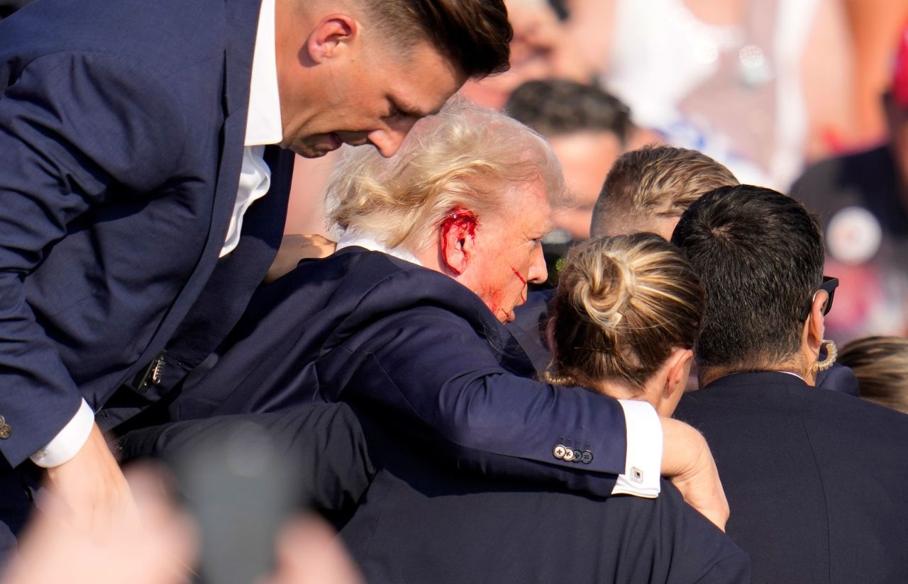 Une série de coups de feu a retenti, Donald Trump a été blessé mais toujours sain et sauf, photo 7