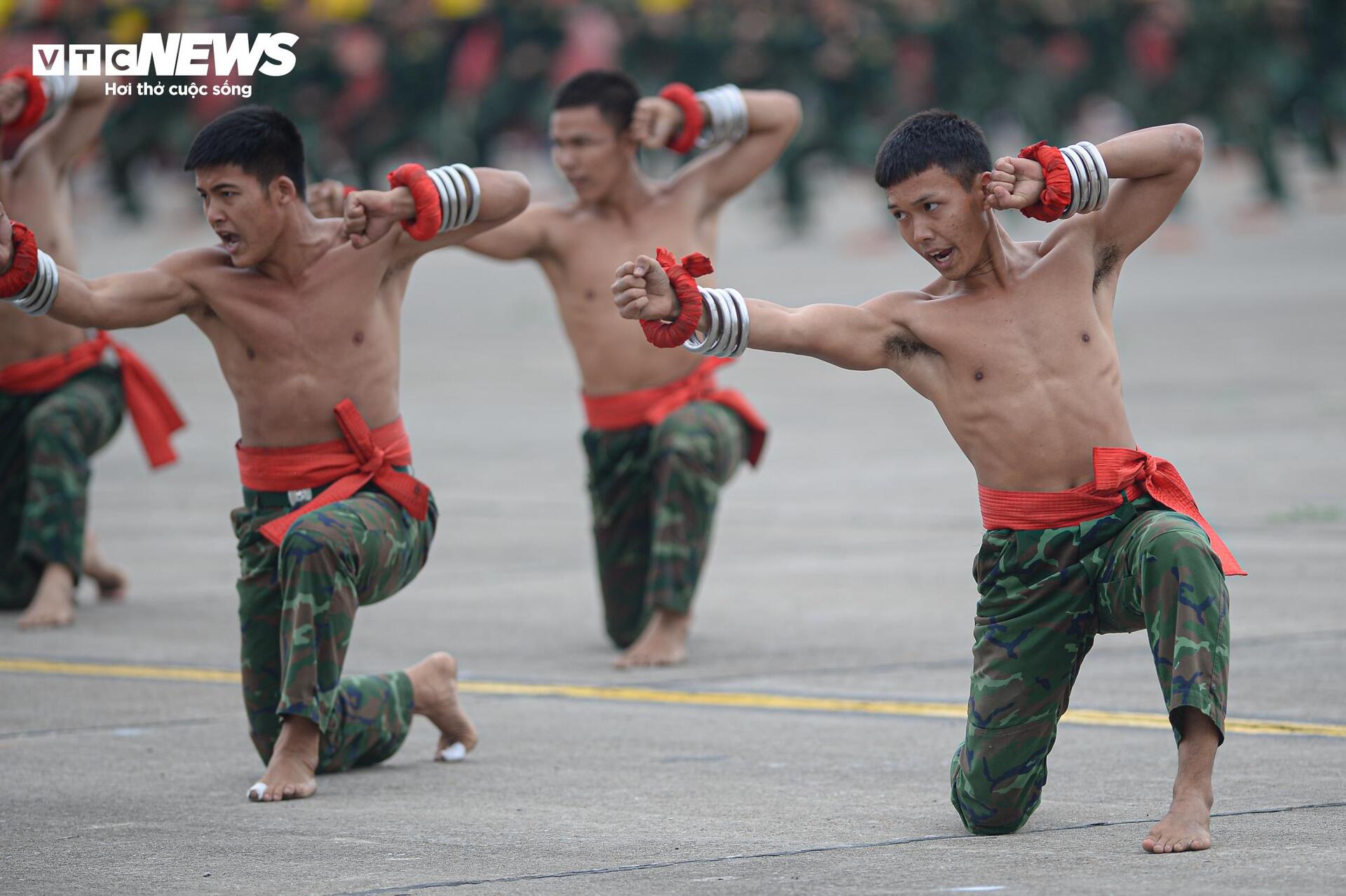 Mãn nhãn xem lính đặc công dùng cổ uốn cong thanh sắt - 9