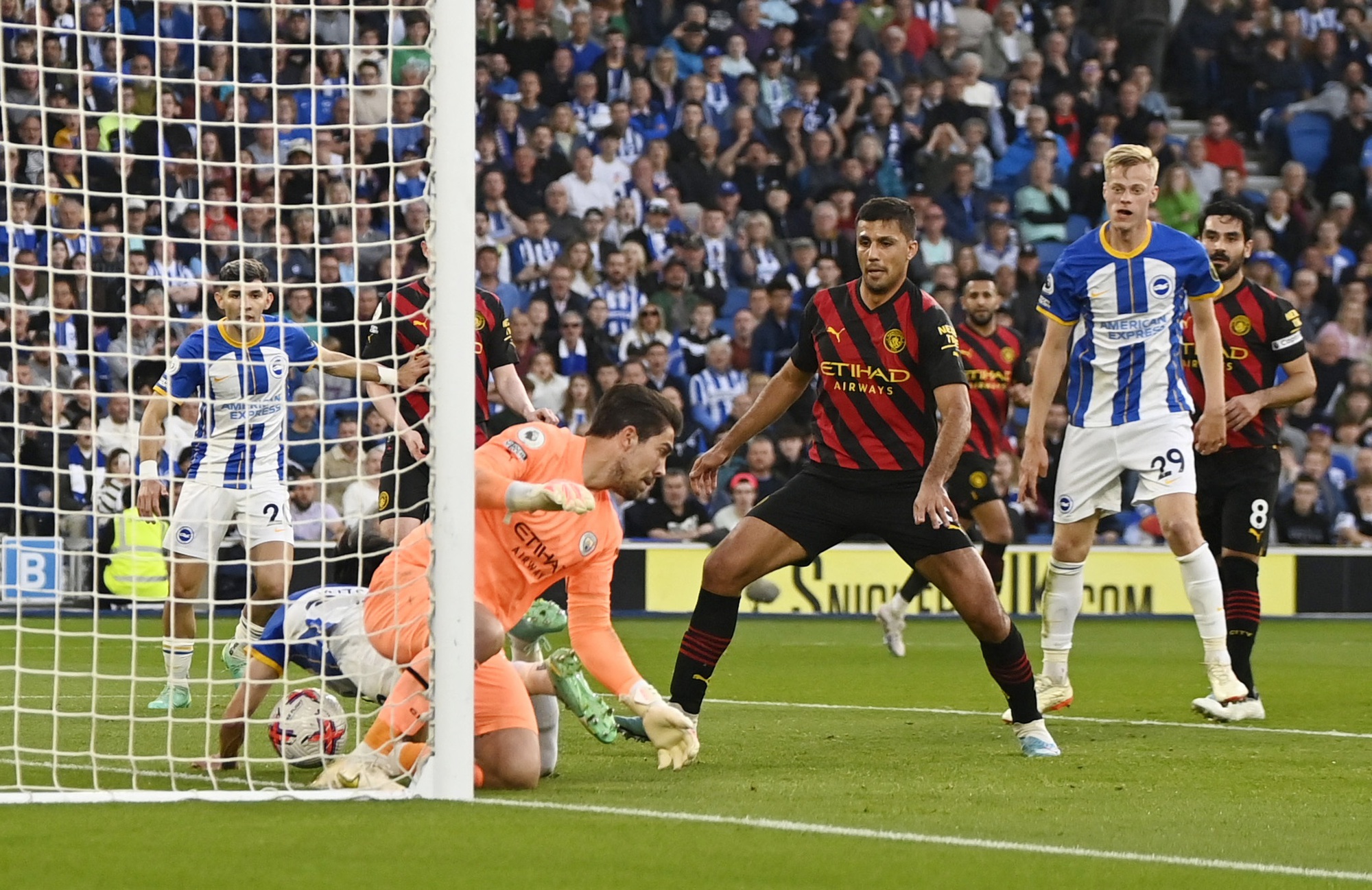 Sao trẻ Brighton lập siêu phẩm, tân vô địch Man City bị cầm hòa - Ảnh 3.