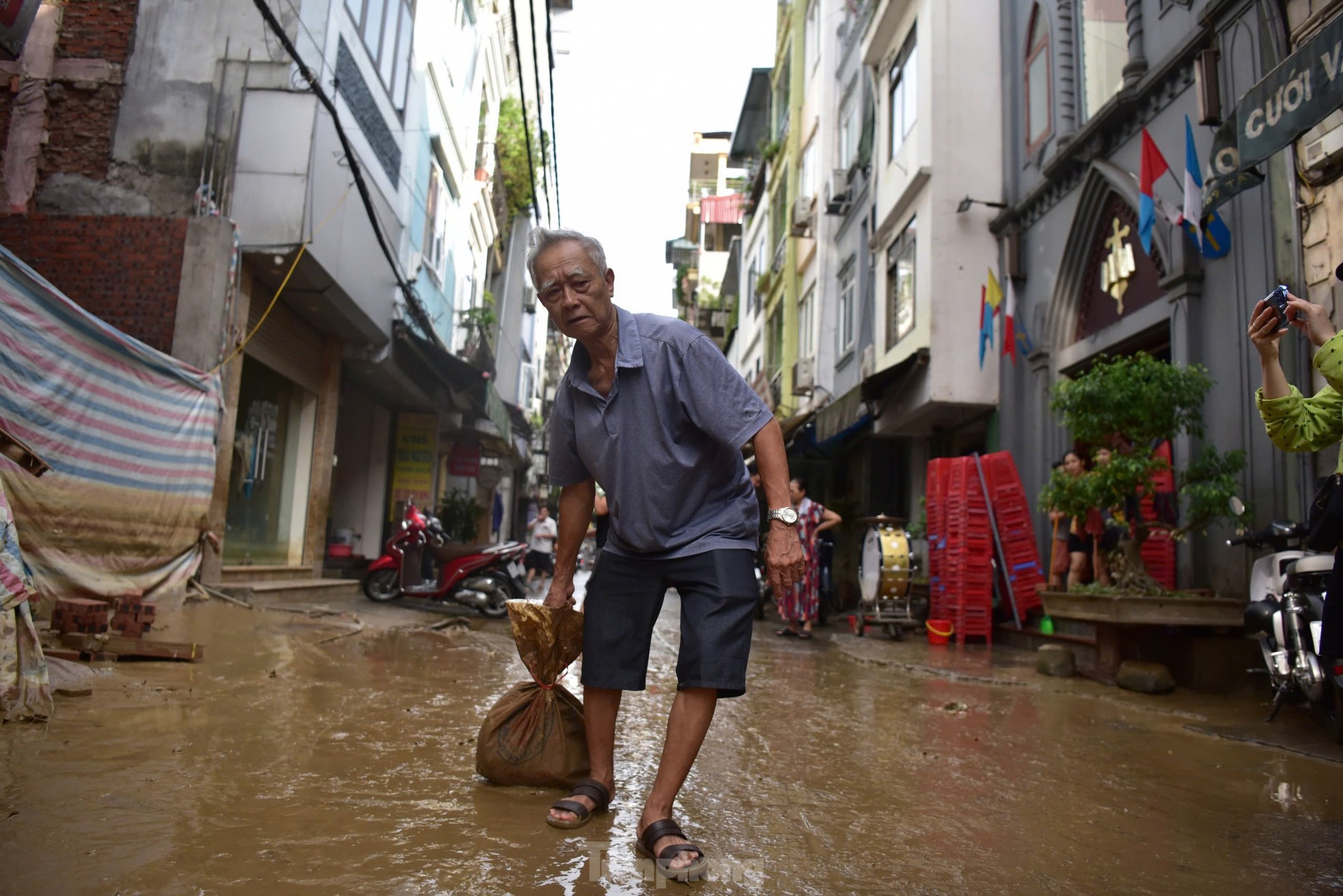 La gente a lo largo del Río Rojo limpia sus casas mientras el agua retrocede. Foto 16