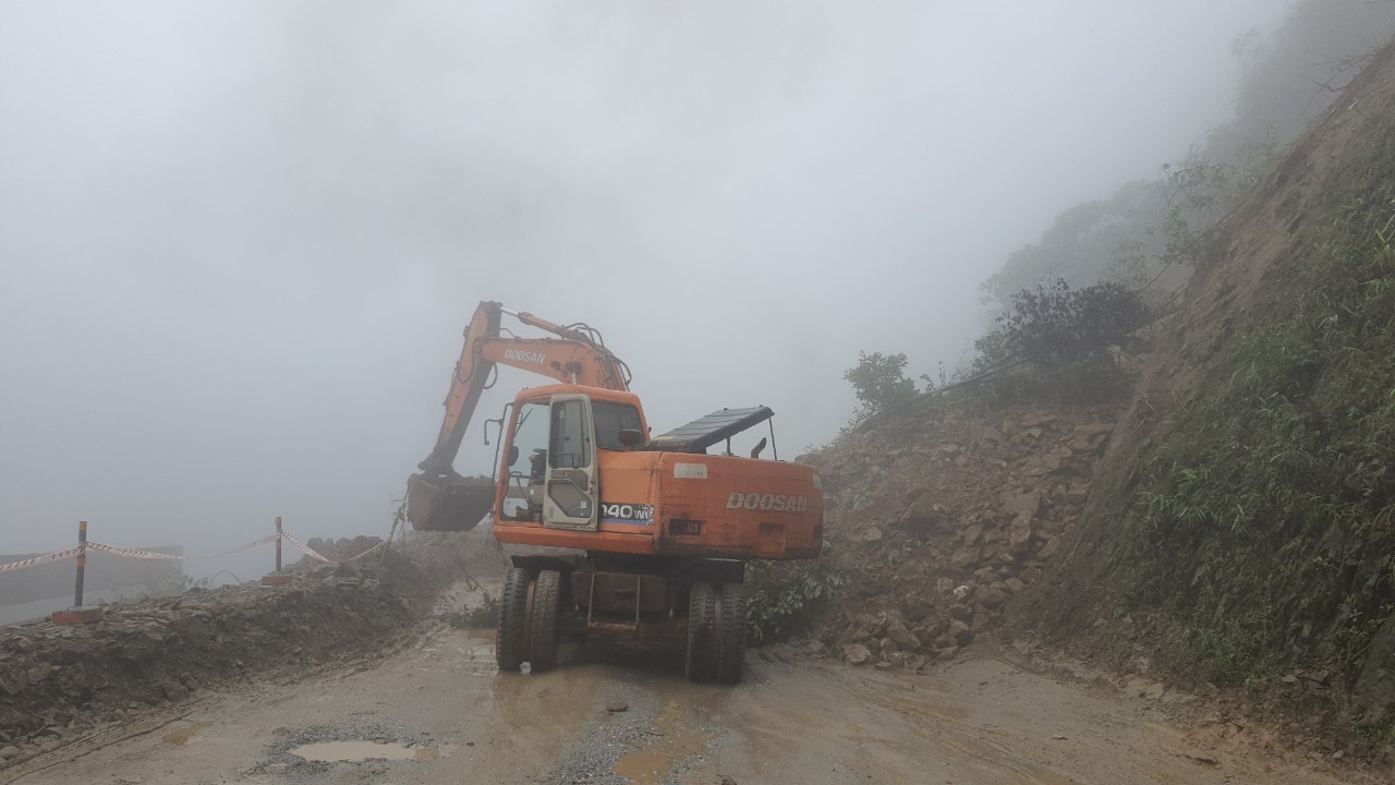 Many drivers are worried as the road to Cau Treo Border Gate continues to collapse, photo 5