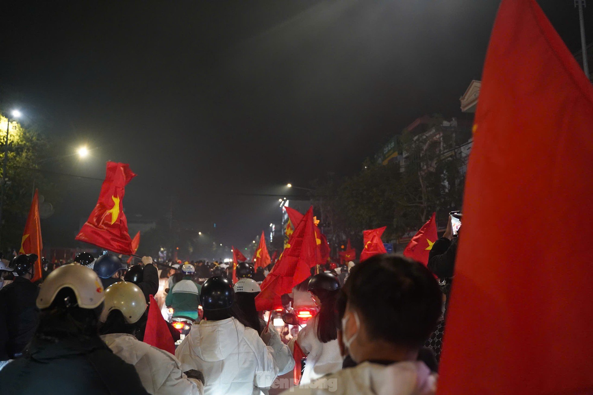 Viet Tri people stay up all night to celebrate Vietnam team entering the finals photo 2