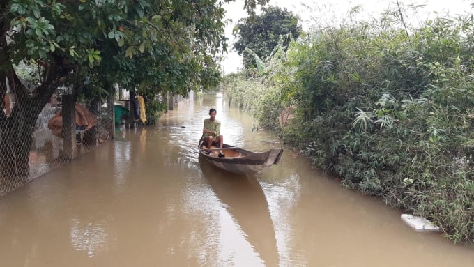 ផ្លូវជាច្រើននៅចន្លោះឃុំ Phong An ត្រូវបានជន់លិច ប្រជាជនត្រូវធ្វើដំណើរតាមទូក។ រូបថត៖ Cong Phuoc