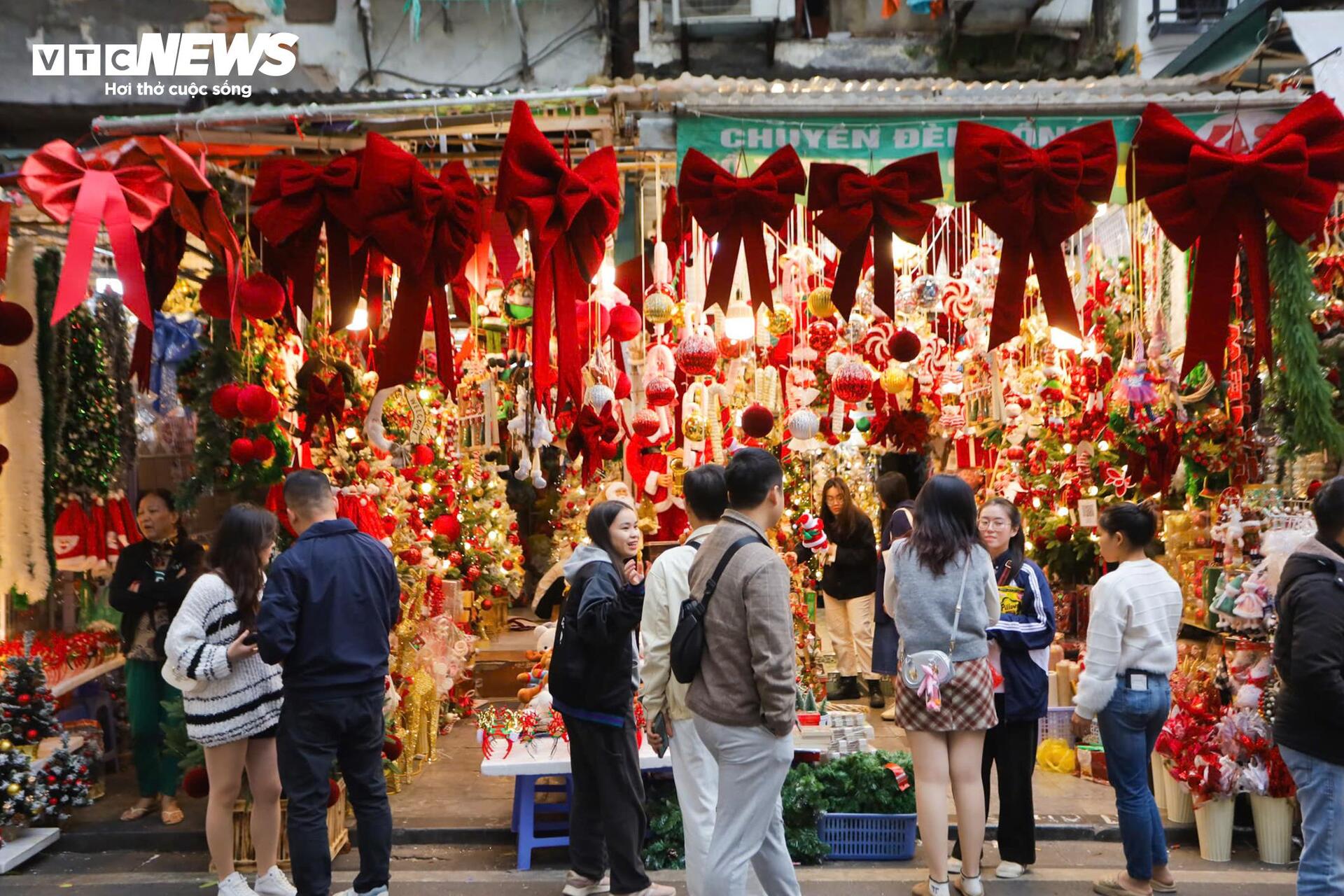 Les jeunes de Hanoi se déguisent pour « s'enregistrer » pour Noël en avance dans la rue Hang Ma - 12