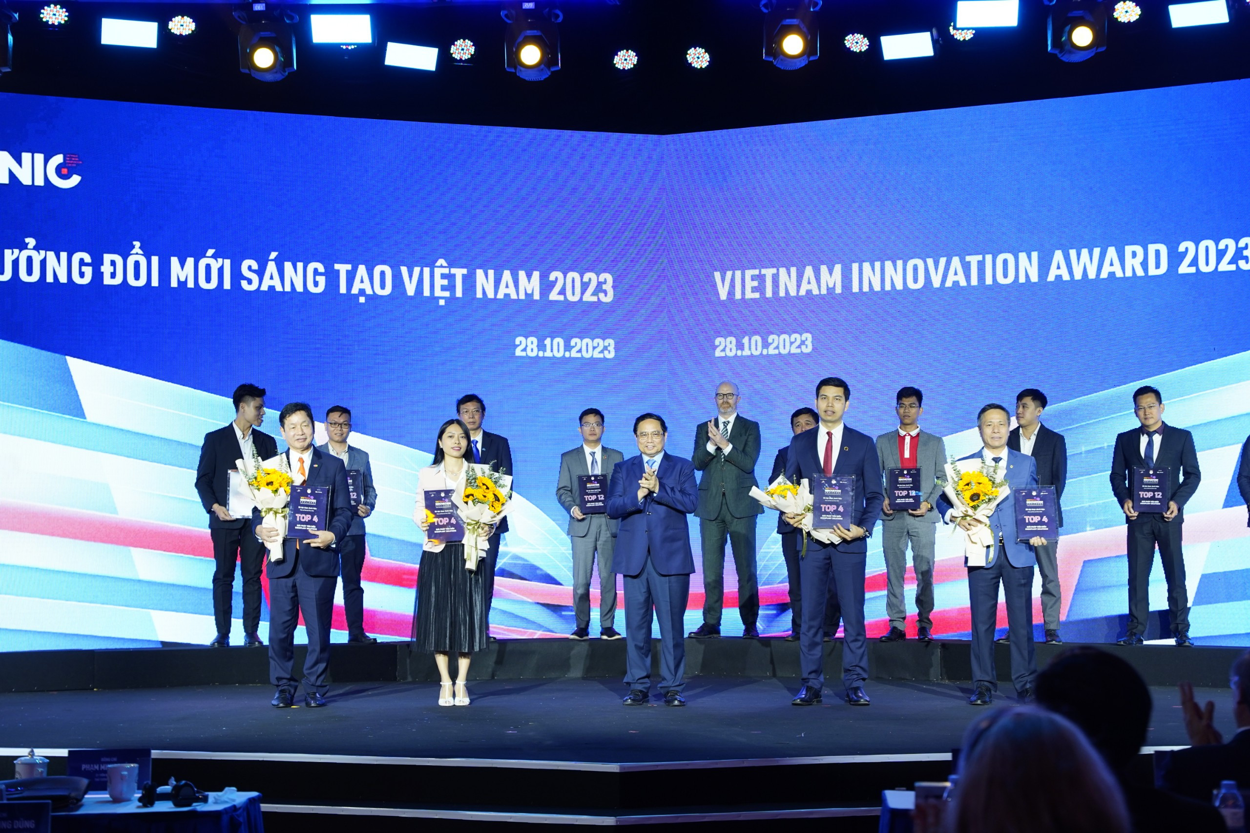 thu tuong trao giai.jpg