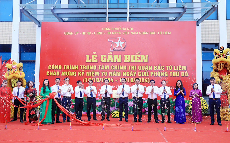 Lãnh đạo TP Hà Nội và lãnh đạo quận Bắc Từ Liêm thực hiện nghi thức gắn biển công trình xây dựng Trung tâm bồi dưỡng chính trị quận Bắc Từ Liêm.