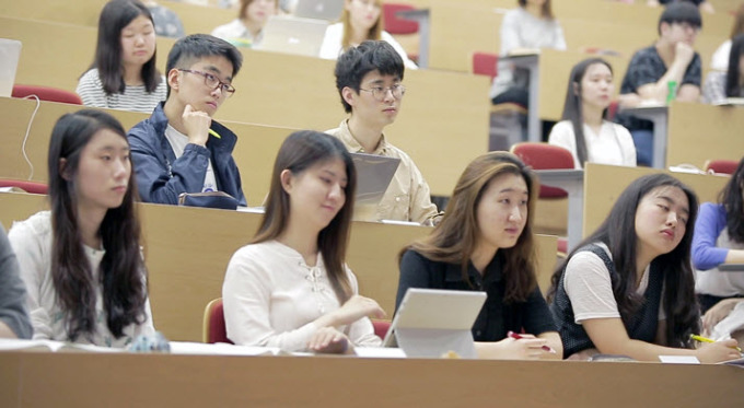 韓国のソウル国立大学の学生。写真: SNU