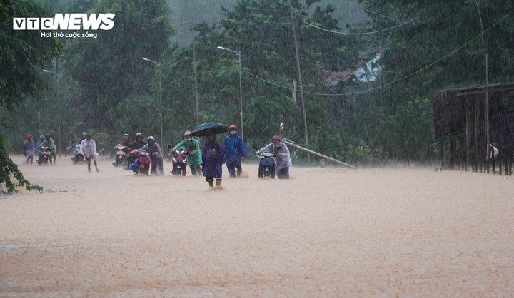 De fortes pluies prolongées ont provoqué de profondes inondations sur la route nationale 15A et la route Ho Chi Minh traversant le district de Huong Khe (Ha Tinh). (Photo : Trong Tung).