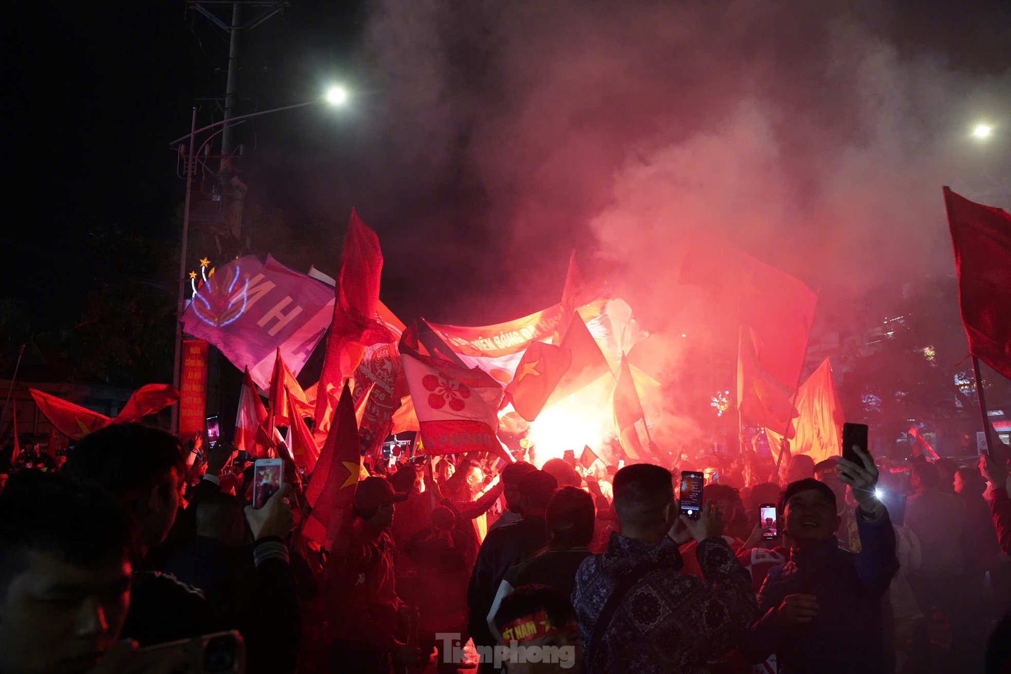 Viet Tri people stay up all night to celebrate Vietnam team entering the finals photo 9