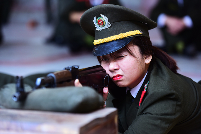 A student at the Security Academy practices shooting. Photo: Giang Huy