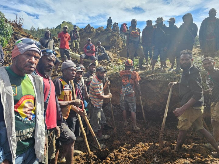 Local people and rescue forces could only search for victims with hoes and shovels without support from motor vehicles. (Photo: Reuters)