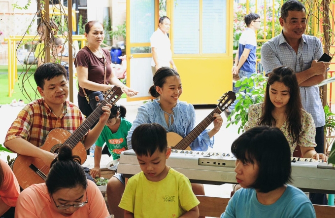 Una sesión de musicoterapia para niños con parálisis cerebral en Hanoi, durante el reciente Festival del Medio Otoño. Ilustración