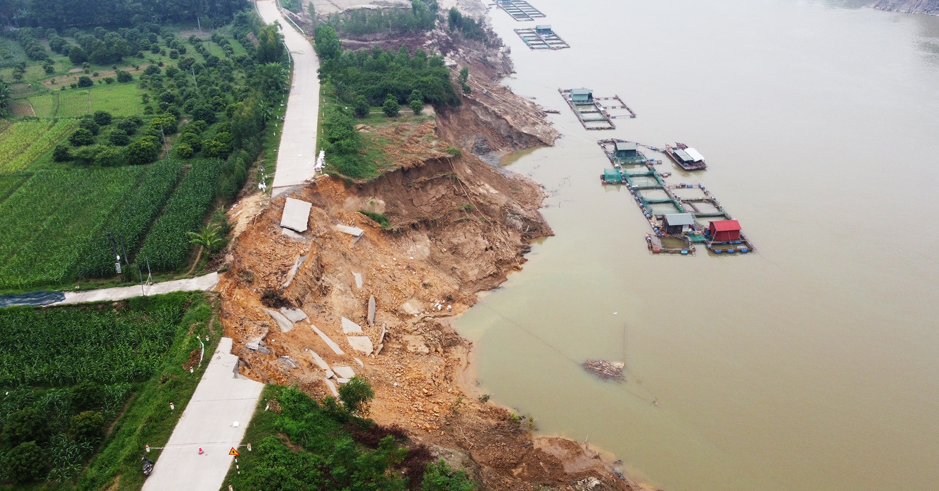 Current status of the road along Lo River is cut in half