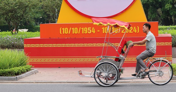 Hanoi streets are filled with flags and flowers to celebrate the 70th anniversary of the Liberation of the Capital.