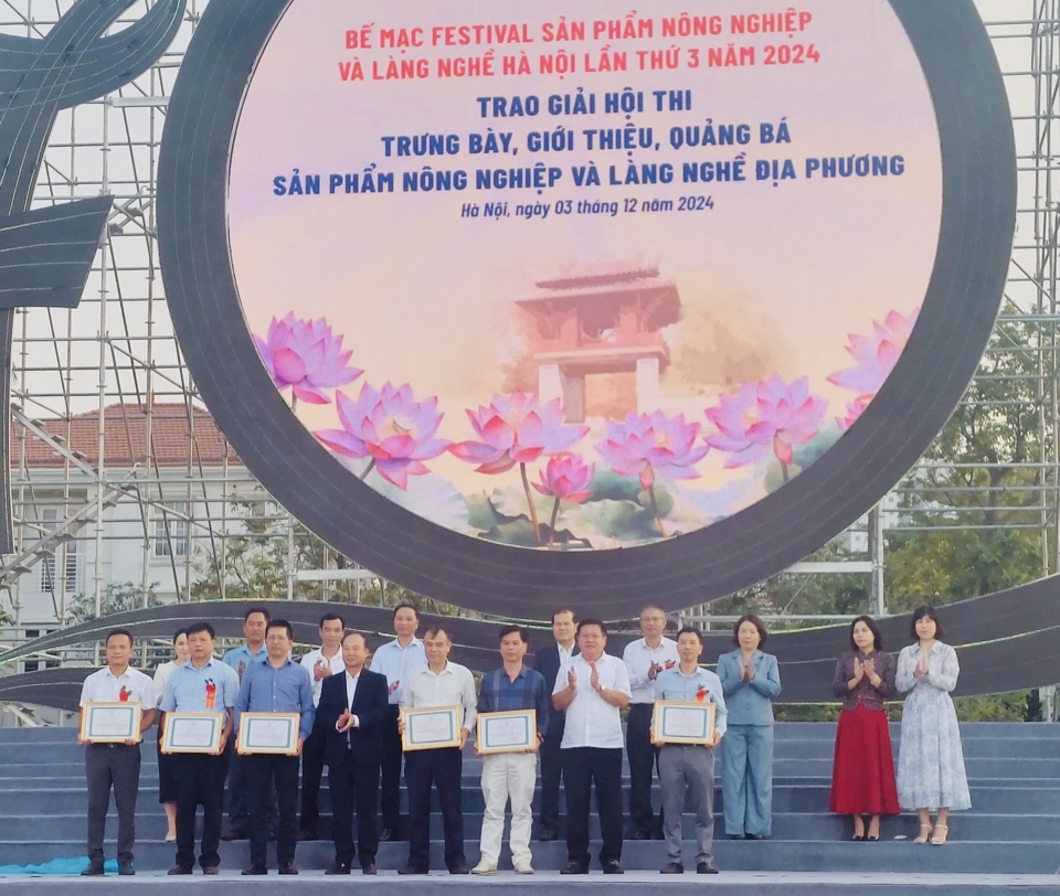 Les dirigeants du Département de l'agriculture et du développement rural de Hanoi ont décerné des prix à des groupes et à des individus. Photo : Anh Ngoc 