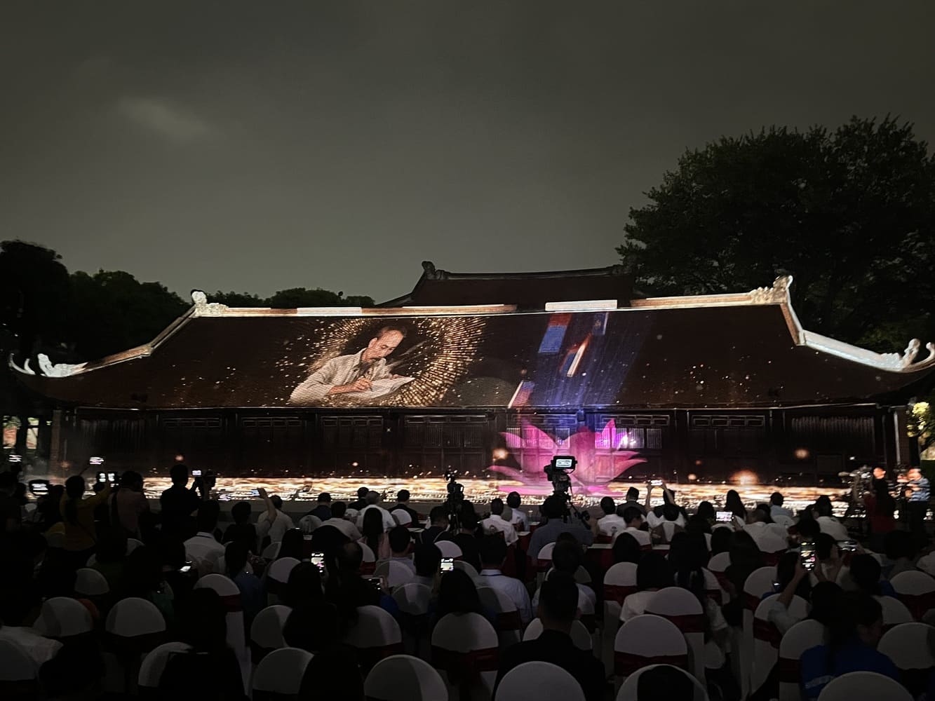 3D 매핑 퍼포먼스는 교사에 대한 존경과 헌신의 전통을 기리는 퍼포먼스입니다. 사진: 투이 트랑