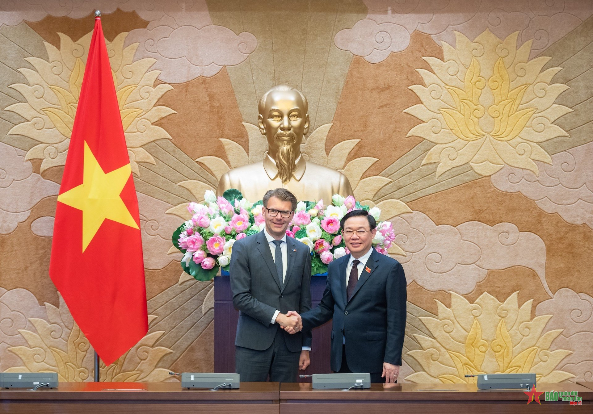 Der Vorsitzende der Nationalversammlung, Vuong Dinh Hue, empfängt eine Delegation des Europäischen Parlaments