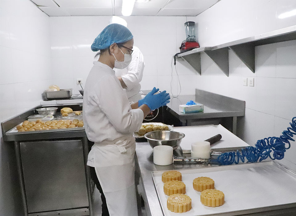 Producción de pasteles de luna en el hotel Sofitel Legend Metropole Hanoi.