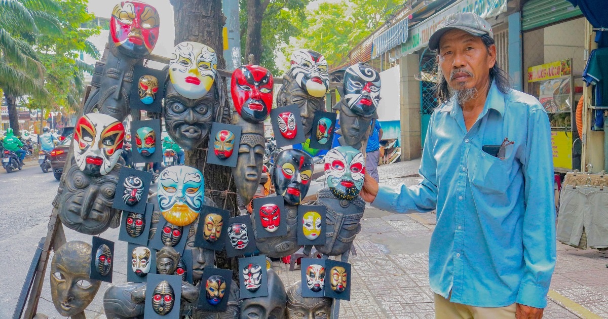 30 ans à porter les « Souvenirs du Centre du Vietnam » dans toute la ville d'Ho Chi Minh pour gagner sa vie