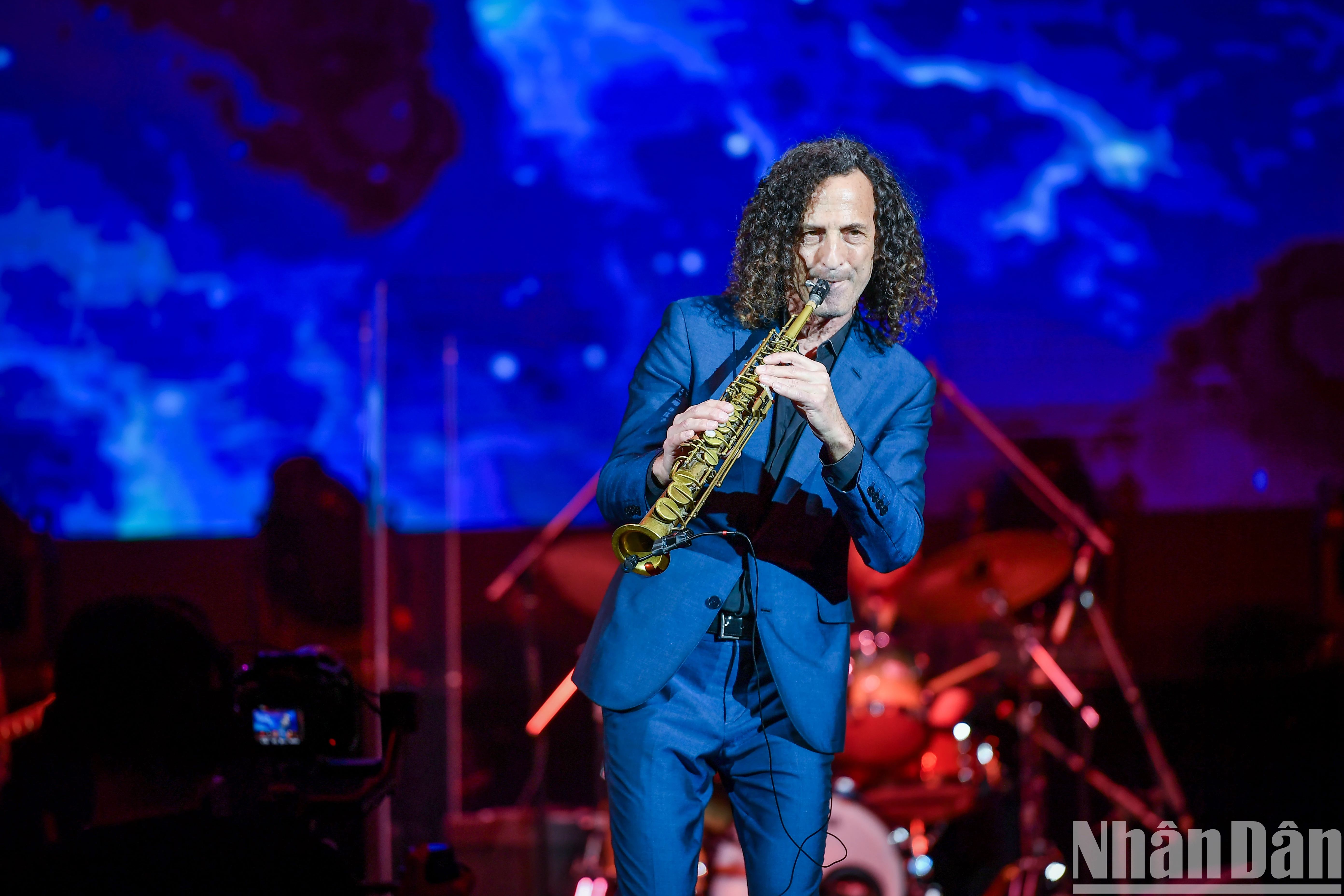 [Photo] Vietnamese audiences immersed in emotions with Kenny G's trumpet sound photo 5