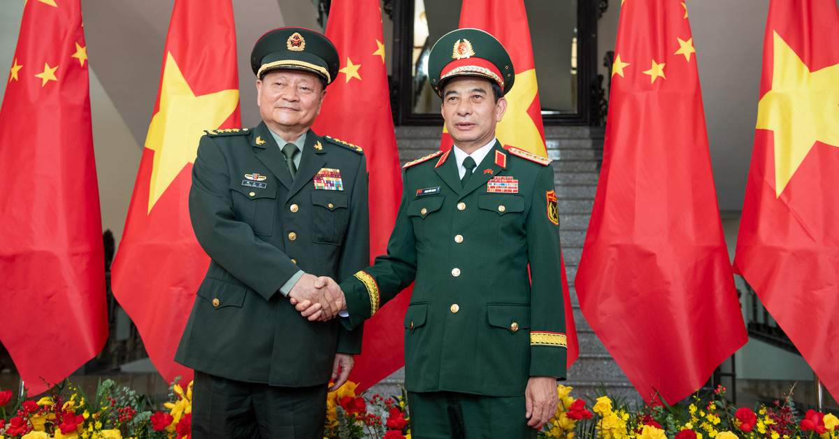 General Phan Van Giang holds talks with Vice Chairman of the Central Military Commission of China