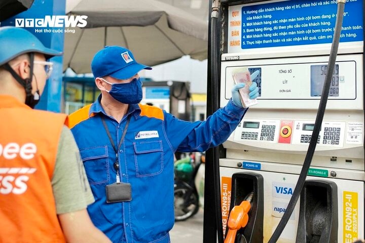 Phó Thủ tướng yêu cầu Bộ Công Thương khẩn trương hoàn thiện Tờ trình xin ý kiến Chính phủ trước 15h00 ngày 26/10/2023 đối với 02 nội dung theo đề xuất của Bộ Công Thương (Ảnh Công Hiếu).