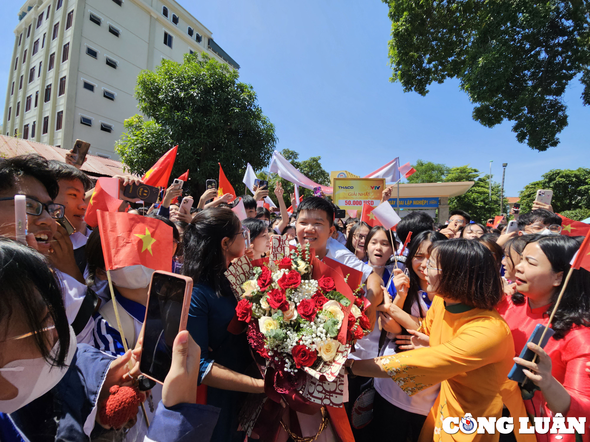 Thanh Hoa Ham Rong High School welcomes the 2023 Olympic champion, picture 9