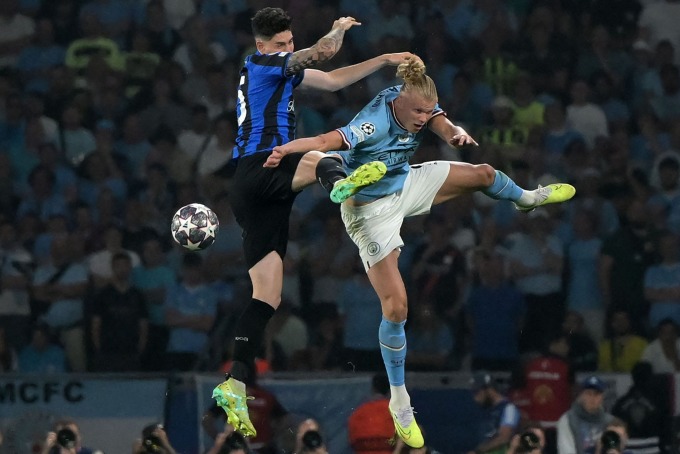 Bastoni (izquierda) compite por el balón con Haaland durante la final de la Liga de Campeones en el Estadio Ataturk, Estambul, Turquía, el 10 de junio. Foto: AFP