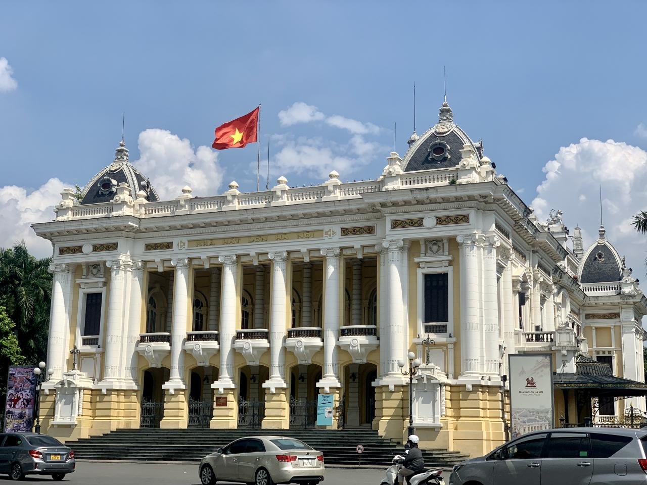 At 3 p.m. on October 10, 1954, the Hanoi Opera House was the place where the whistle sounded to signal the historic flag-raising ceremony. To date, the Opera House is one of the important cultural centers of Hanoi. Cultural and artistic activities regularly take place here, attracting a large number of visitors. Photo: Nhat Minh