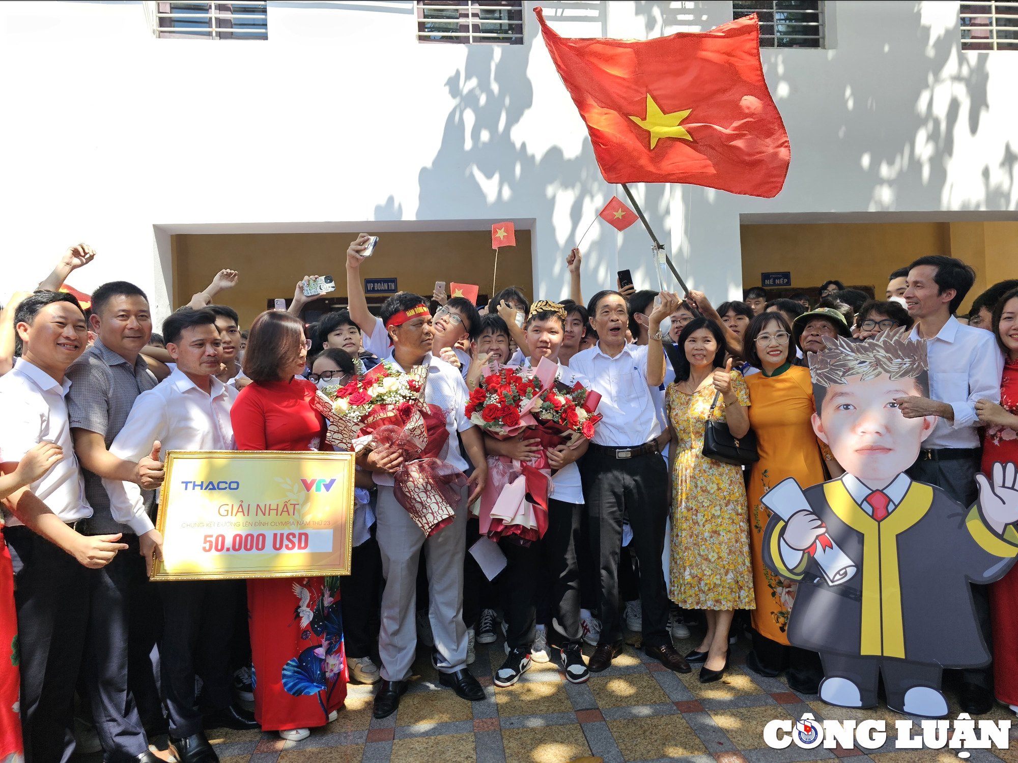 Thanh Hoa Ham Rong High School welcomes the 2023 Olympic champion photo 10