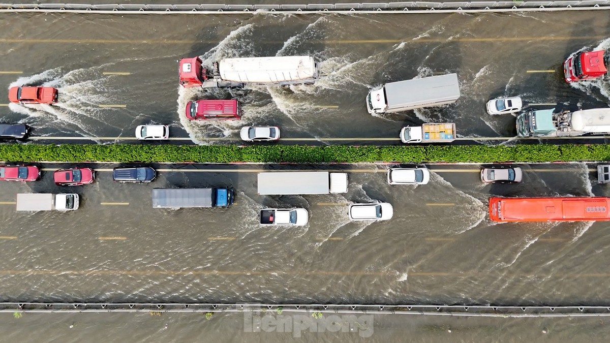 Los vehículos quedaron atascados durante más de 5 km en la carretera Phap Van - Cau Gie debido a las inundaciones. Foto 5