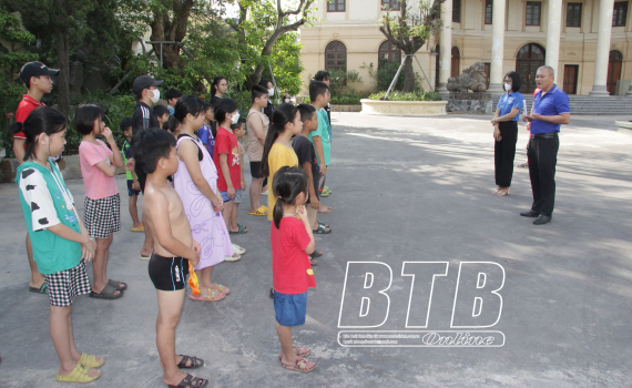 Apertura de clase de natación para prevenir ahogamientos de niños en circunstancias difíciles