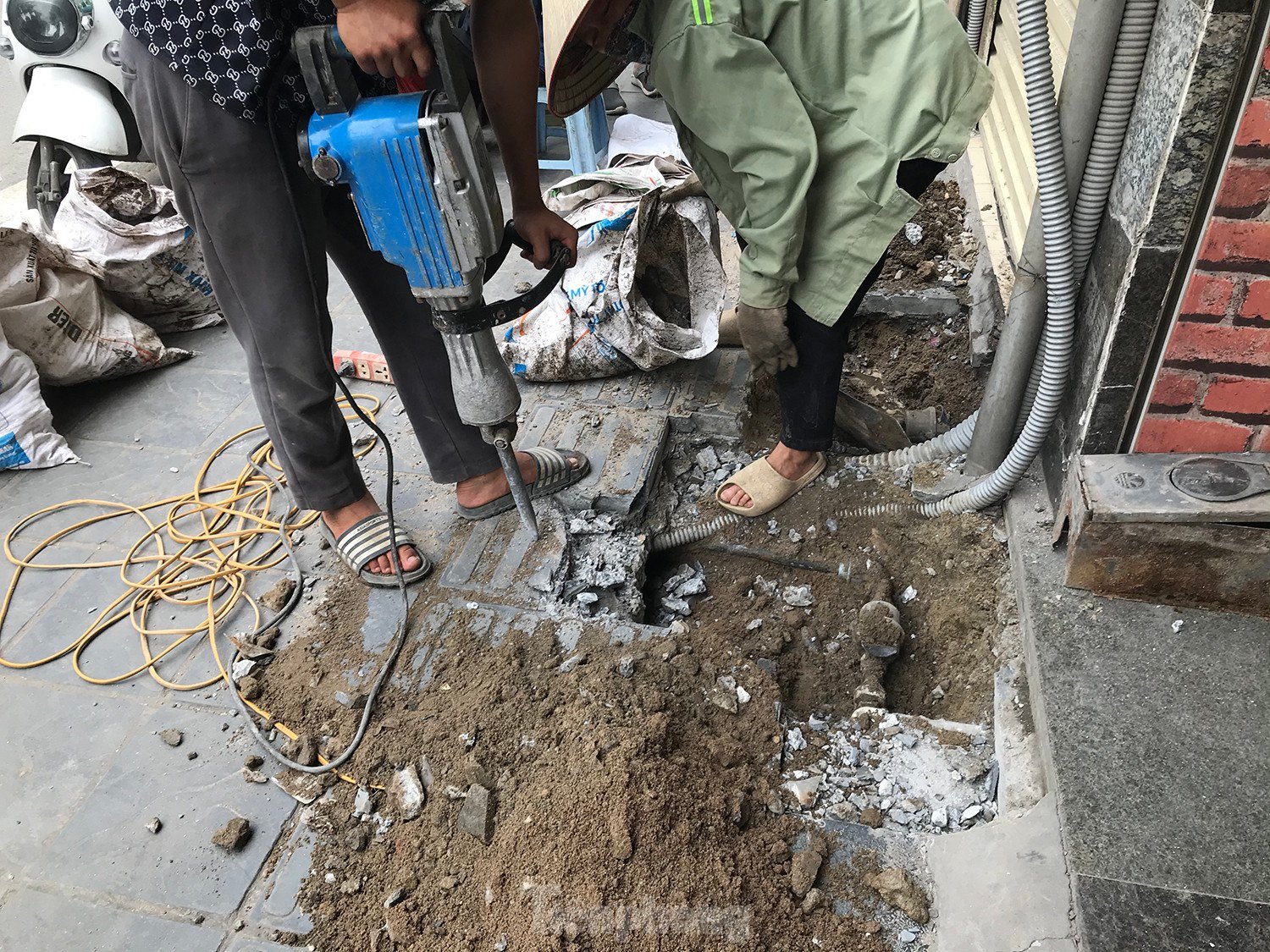 Hanoi: After paving the sidewalk, a chisel was used to dig it up to put underground water pipes, photo 1