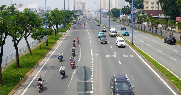 Panoramablick auf die Vo Van Kiet Avenue nach 4 Monaten Bauzeit zur Entfernung der Motorradspurtrennwand