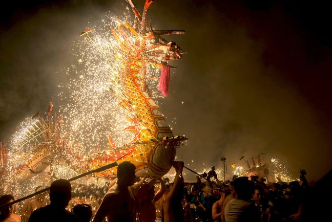Danza del dragón de fuego en la provincia de Guizhou en Año Nuevo. Foto: Alamy