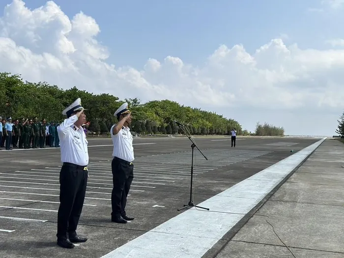  Chuẩn đô đốc Phạm Văn Hùng - Phó Tham mưu trưởng Hải quân (bên phải) trưởng đoàn công tác ra thăm, tặng quà và kiểm tra các hoạt động. (Ảnh: T.G/Vietnam+) 