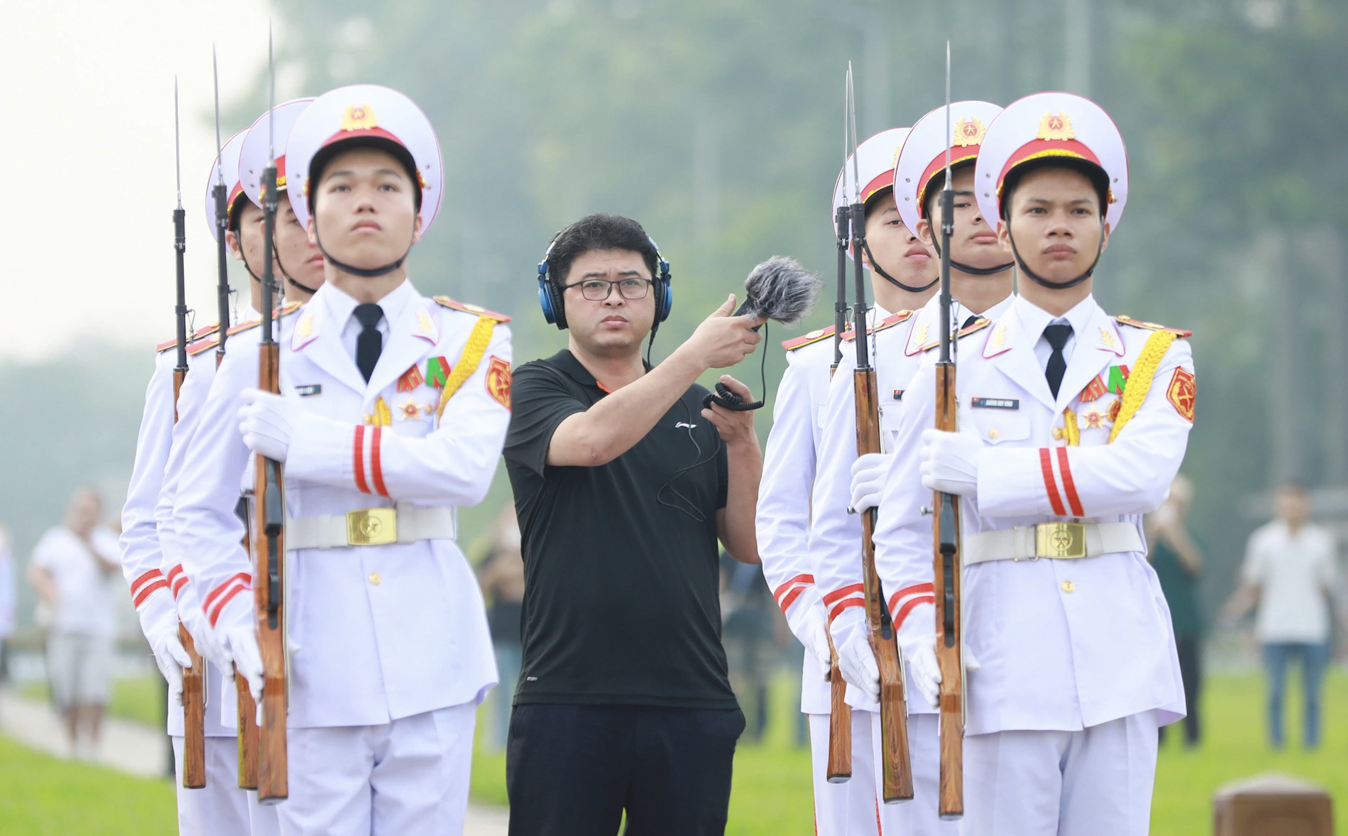 Hanoi Radio hat 36 Mikrofone rund um den Ba-Dinh-Platz aufgestellt, um die Flaggenhissungszeremonie aufzuzeichnen.