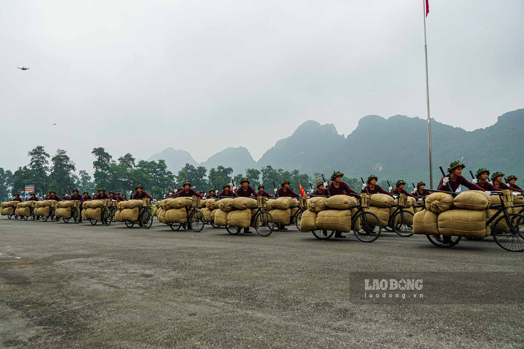 Khối Dân công hỏa tuyến thực hiện tổng duyệt.