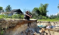 Primer plano de un grave deslizamiento de tierra y las olas del mar arrasaron una aldea en Quang Nam.