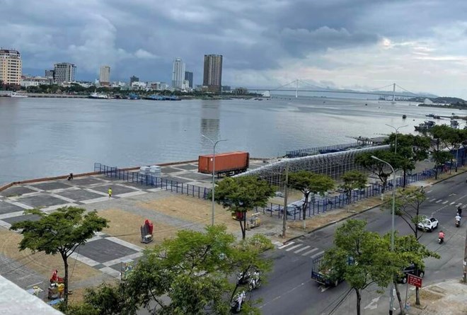 Tickets to watch fireworks on the rooftop of a house in Da Nang cost 700,000 VND