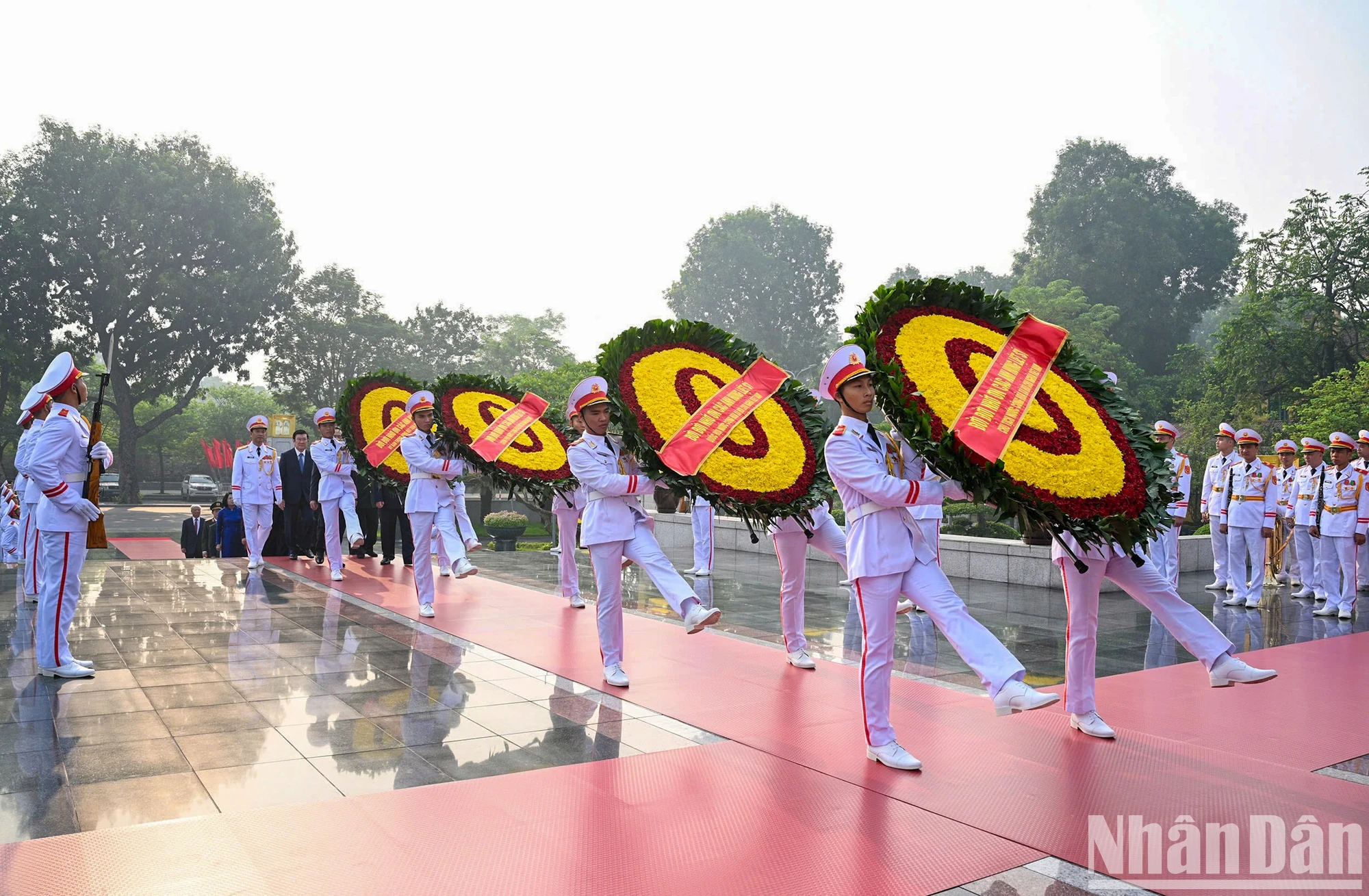 [Photo] Party and State leaders visit President Ho Chi Minh's Mausoleum and commemorate heroes and martyrs on the occasion of the 70th anniversary of the Liberation of the Capital photo 5