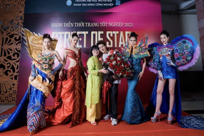 Kien Vu, Dozenten und Models präsentieren die Linh Sac-Kollektion am 5. Mai bei der Street of Star-Abschlussmodenschau der Hanoi Open University. Foto: NVCC