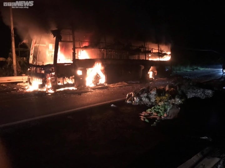 Scène d'incendie d'une voiture de tourisme sur le col de Khanh Le.