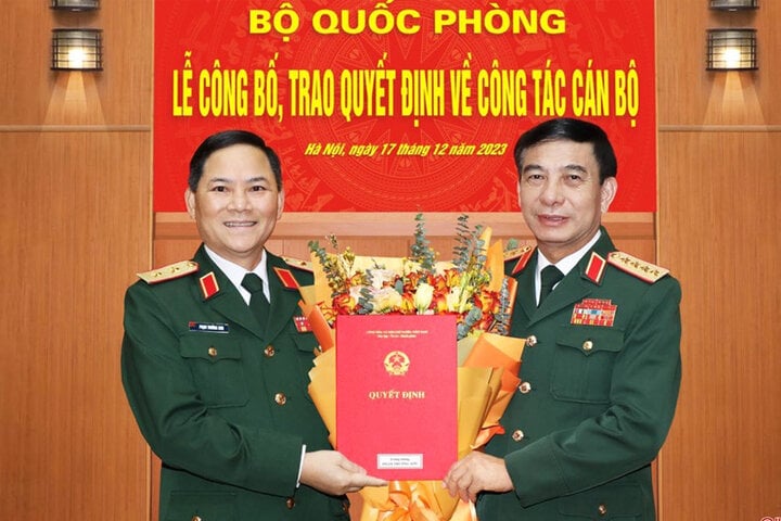 พลเอก Phan Van Giang มอบมติเลื่อนยศเป็นพลโทแก่ Mr. Pham Truong Son (ภาพ: หนังสือพิมพ์ห่าติ๋ญ)