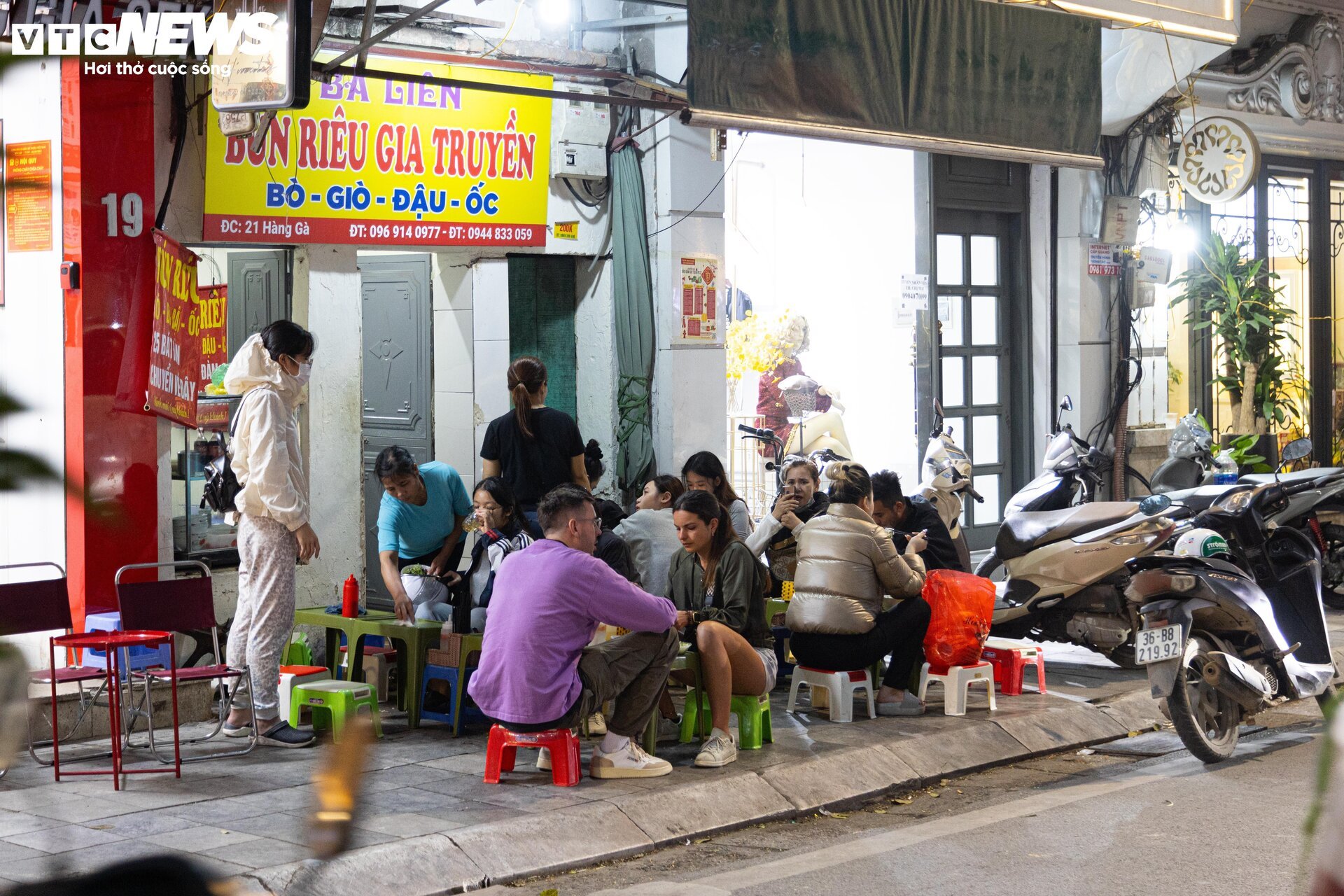 Hà Nội: Khách tụ tập chia tay năm Quý Mão, quán ăn chật như nêm - 4