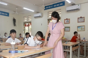 Esta mañana, 8 de junio, más de 1.100 candidatos postularon para el sexto grado en la Escuela Secundaria Van Lang.