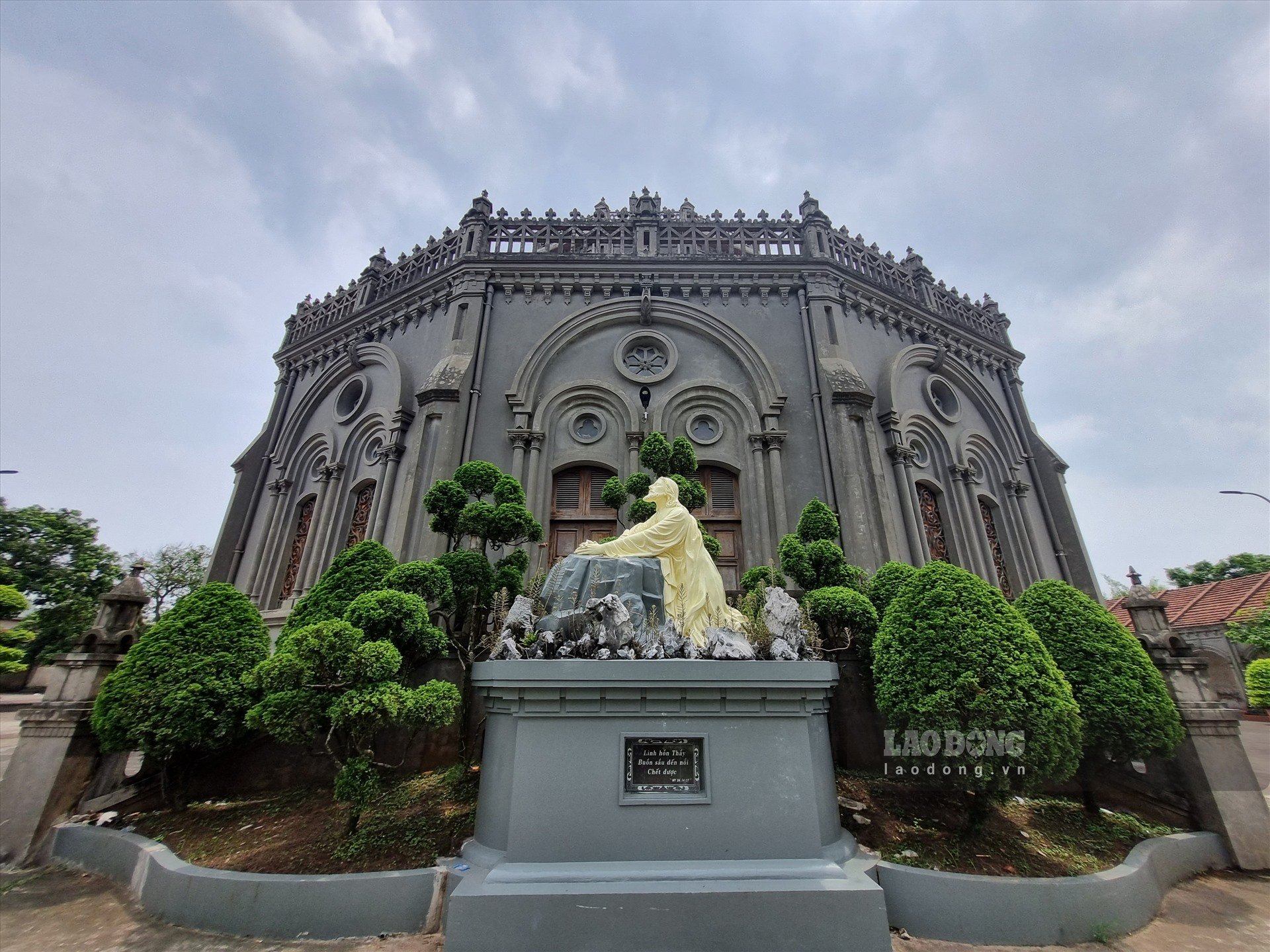 It is known that the church was previously severely damaged, deformed and destroyed by a number of historical events during the two resistance wars against the French and the Americans. During the time Father Gioakim Vu Cao Duong was the parish priest, the church was renovated and expanded. Some of the Quan - Chung houses or the surrounding area were also newly built.