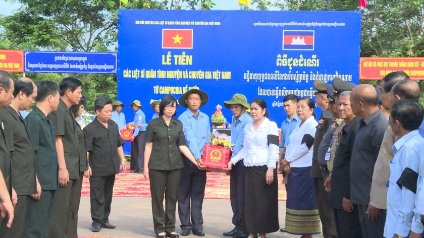 Ceremonia solemne para enviar y entregar los restos de los mártires vietnamitas que murieron en Camboya foto 1